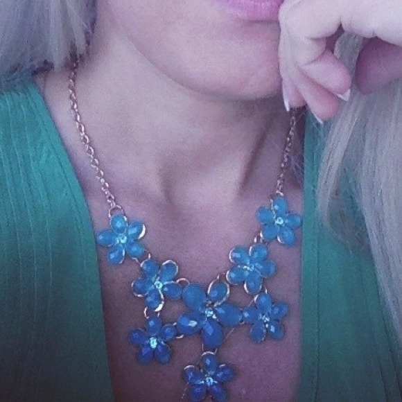 Minicci Green flower statement necklace - Picture 3 of 3